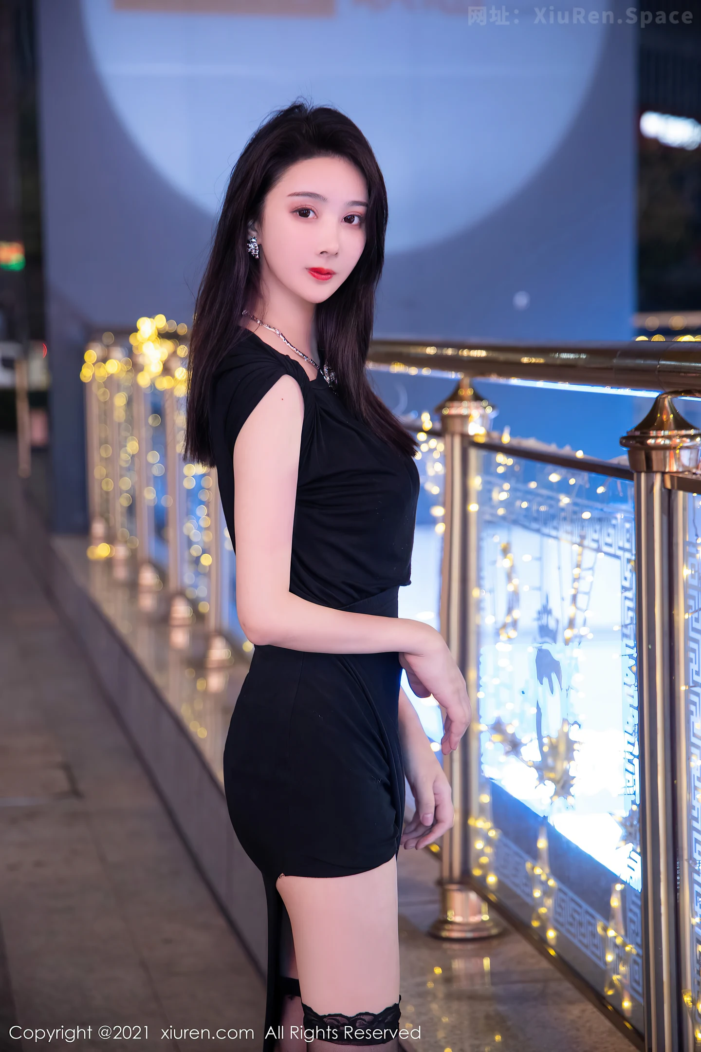 图片[3]-[XiuRen秀人网]VOL.4400 模特Summer宝宝脱黑色长裙露精致蕾丝内衣配黑丝袜魅惑写真60P-秀人网官方网站